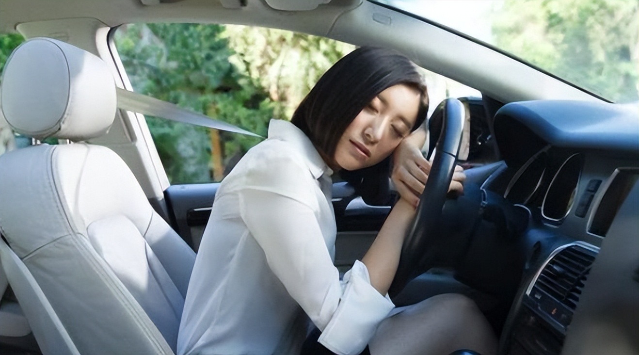 停車閉窗吹空調(diào)，容易出現(xiàn)一氧化碳中毒