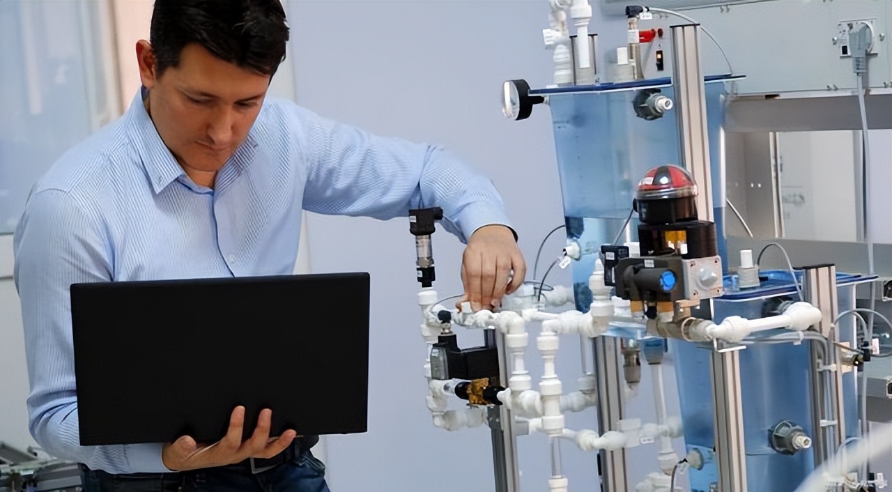 PLC是一種用程序來改變控制功能的工業(yè)控制計(jì)算機(jī)