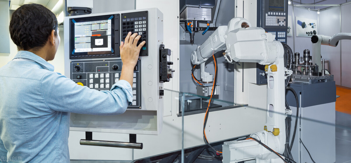 數(shù)控機床，分析整理數(shù)據(jù)